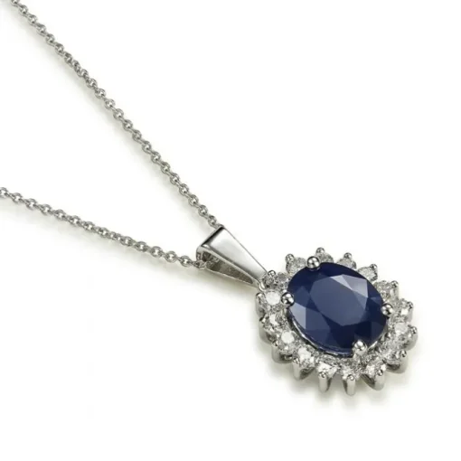 Colgante de oro blanco con zafiro oval y orla de diamantes