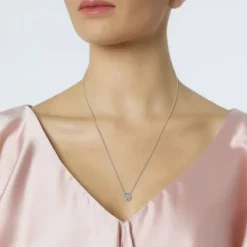 Colgante de oro blanco con círculo de pavé de diamantes