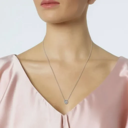 Colgante de oro blanco con círculo de pavé de diamantes