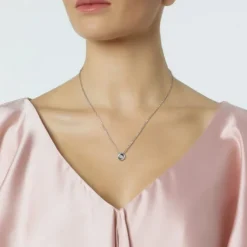 Colgante de oro blanco con diamante en chatón 0.19 quilates