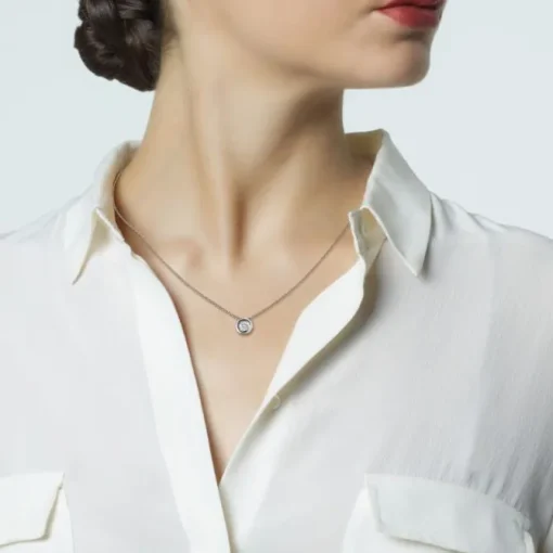 Colgante de oro blanco con diamante en chatón
