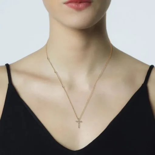 Colgante de oro rosa con cruz de brillantes y 3 chatones en cadena