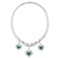 Collar de oro blanco con diamantes y esmeraldas talla corazón