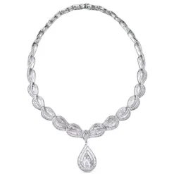 Collar de oro blanco con diamantes talla baguette y colgante con diamante talla pera