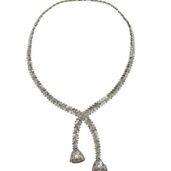 Collar de oro blanco con diamantes talla brillante, baguettes y dos diamantes triangulares
