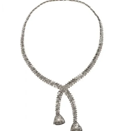 Collar de oro blanco con diamantes talla brillante, baguettes y dos diamantes triangulares