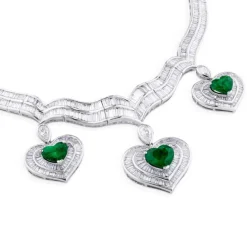 Collar de oro blanco con diamantes y esmeraldas talla corazón