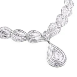 Collar de oro blanco con diamantes talla baguette y colgante con diamante talla pera