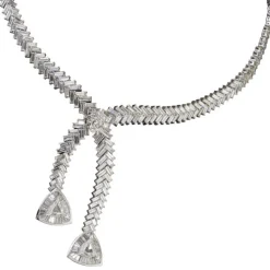Collar de oro blanco con diamantes talla brillante, baguettes y dos diamantes triangulares