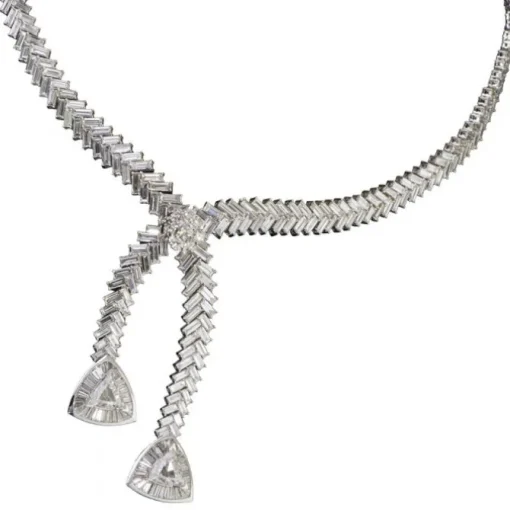 Collar de oro blanco con diamantes talla brillante, baguettes y dos diamantes triangulares