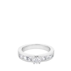 Media alianza de oro blanco con princesas y diamante central talla brillante