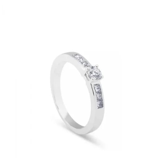 Media alianza de oro blanco con princesas y diamante central talla brillante