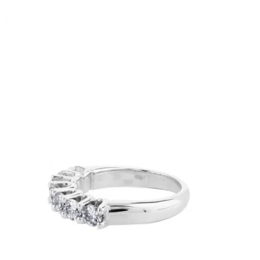 Media alianza de oro blanco con 7 diamantes en garra de 1,21 quilates