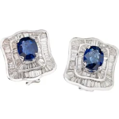 Pendientes de oro blanco con zafiros azules naturales y diamantes talla baguette