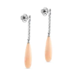 Pendientes largos de oro blanco y coral en perilla