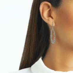 Pendientes largos de oro blanco con diamantes