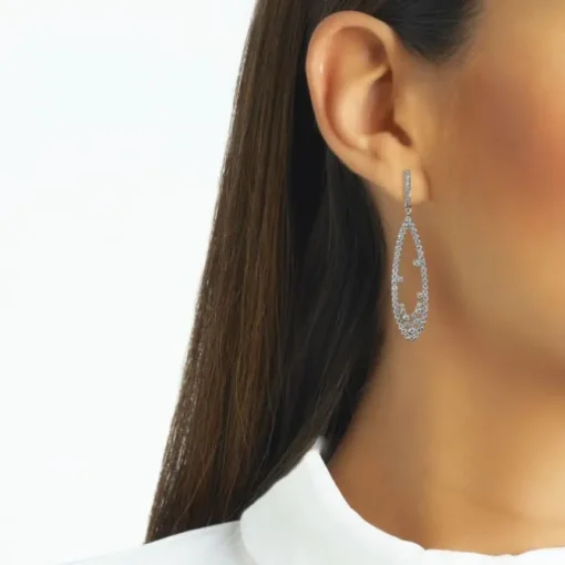 Pendientes largos de oro blanco con diamantes