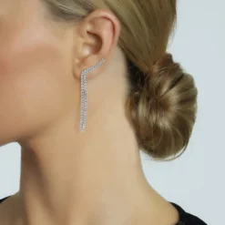 Pendientes trepadores de oro blanco con doble hilera de diamantes en riviere
