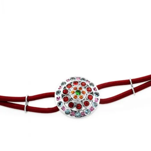 Pulsera de oro blanco con cordón rojo y círculo de cuarzos de colores