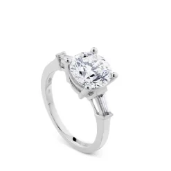 Solitario de oro blanco 2,50 quilates engastado en 4 garras con dos baguettes laterales de 0,25 quilates