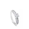 Solitario de oro blanco con diamante talla brillante y diamantes laterales