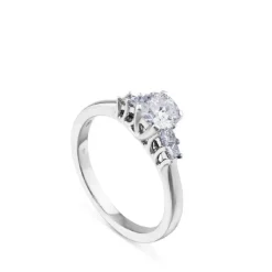 Solitario de oro blanco con diamante central y cuatro brillantes