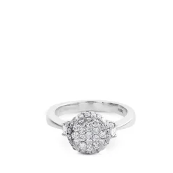 Solitario de oro blanco con pavé de diamantes y diamantes laterales