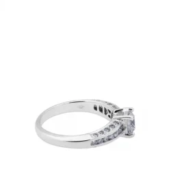 Solitario de oro blanco con diamante talla brillante y diamantes laterales