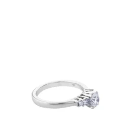 Solitario de oro blanco con diamante central y cuatro brillantes