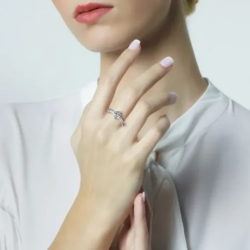 Solitario "Diana" de oro blanco con diamante talla brillante 4 garras