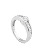 Solitario "Fabiola" de oro blanco  y diamantes en carril talla baguette con chatón central