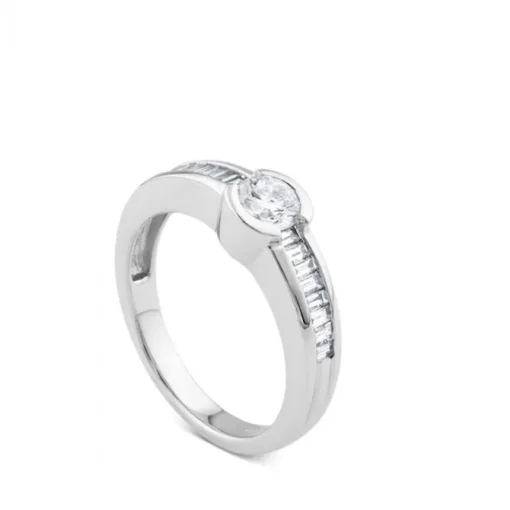 Solitario "Fabiola" de oro blanco  y diamantes en carril talla baguette con chatón central