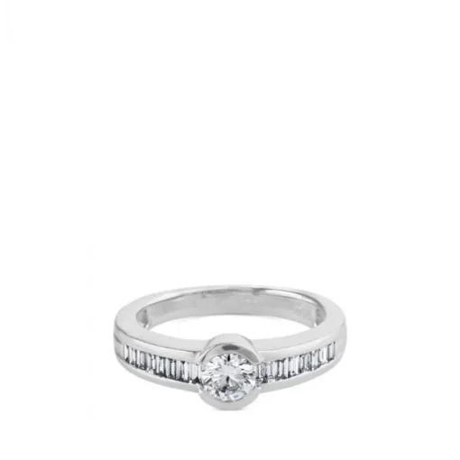 Solitario "Fabiola" de oro blanco  y diamantes en carril talla baguette con chatón central
