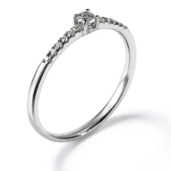 Solitario "Isabella" de oro blanco con diamante talla brillante y diamantes en garra