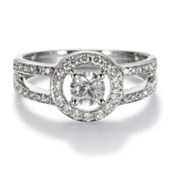 Solitario "Martina" de oro blanco con diamante central en 4 garras, orla y montura de diamantes