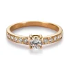 Solitario "Norah" de oro rosa con diamante central en garra y brillantes en montura