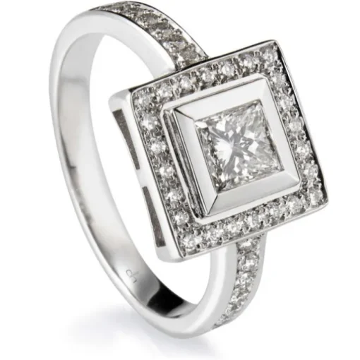 Sortija cuadrada de oro blanco con princesa y pavé de diamantes