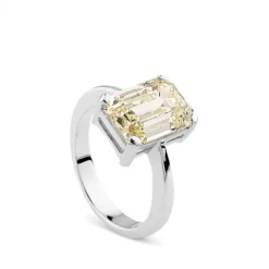 Sortija de oro blanco con diamante talla esmeralda