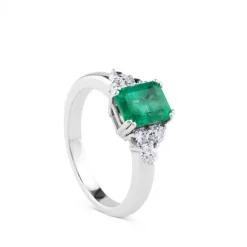 Sortija de oro blanco con esmeralda central y 6 diamantes laterales
