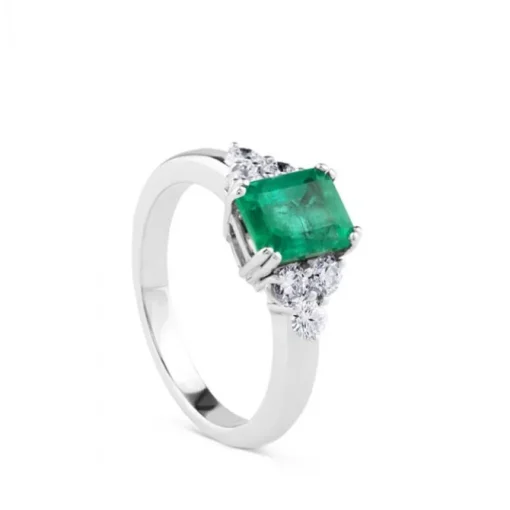 Sortija de oro blanco con esmeralda central y 6 diamantes laterales