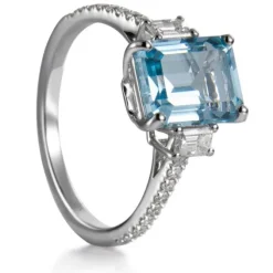 Sortija de oro blanco con aguamarina talla esmeralda y diamantes