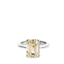 Sortija de oro blanco con diamante talla esmeralda