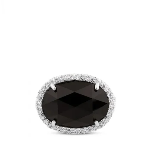 Sortija de oro blanco con onix oval y orla de pavé de diamantes