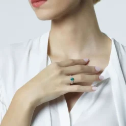 Sortija de oro blanco con esmeralda oval y diamantes
