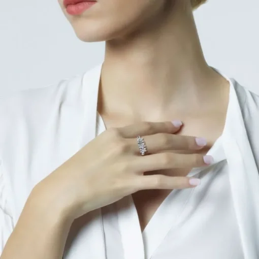 Sortija de oro blanco con 3 rosetas de diamantes en garra