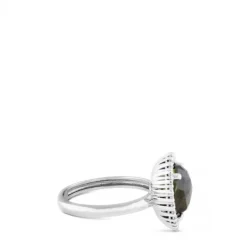 Sortija de oro blanco con cuarzo verde talla pera y brillantes
