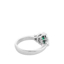 Sortija de oro blanco con esmeralda y dos diamantes triangulares