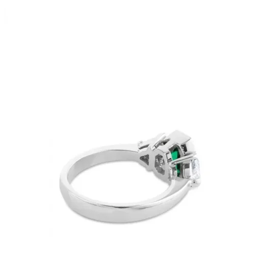 Sortija de oro blanco con esmeralda y dos diamantes triangulares