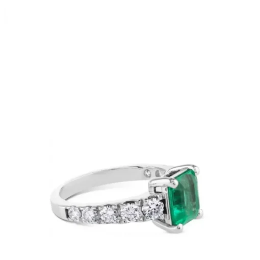 Sortija de oro blanco con esmeralda en 4 garras y diamantes laterales