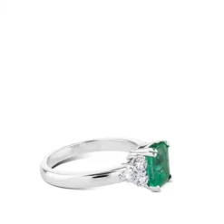 Sortija de oro blanco con esmeralda central y 6 diamantes laterales